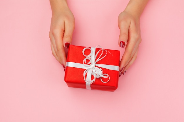 Contenitore di regalo della holding della donna