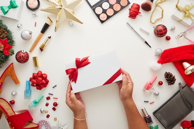 Contenitore di regalo della holding della mano della donna delle decorazioni di natale