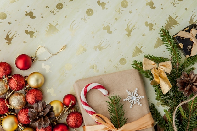 Contenitore di regalo di Natale, decorazione dell'alimento e ramo di abete sulla tavola di legno
