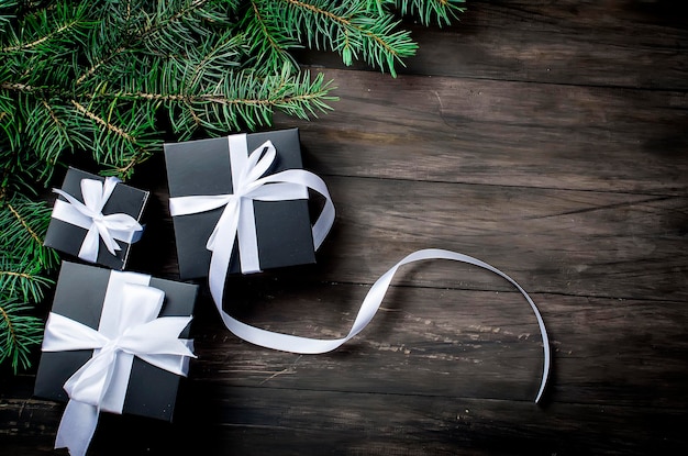 Contenitore di regalo di natale nero e nastro bianco