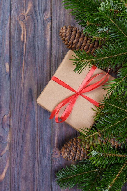 Contenitore di regalo di natale, regali di Natale in scatole rosse alla tavola di legno nera, disposizione piana