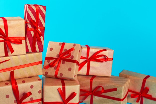 Contenitore di regalo di Natale sul tablet