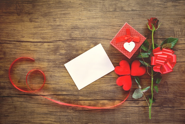 Contenitore di regalo di San Valentino rosso su carta di legno rosa fiore e fiocco di nastro scatola regalo - Busta amore posta San Valentino Lettera