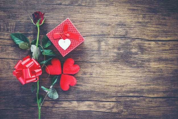 Contenitore di regalo di San Valentino rosso su legno Cuore rosso San Valentino rosa rossa fiore e presente fiocco di nastro scatola