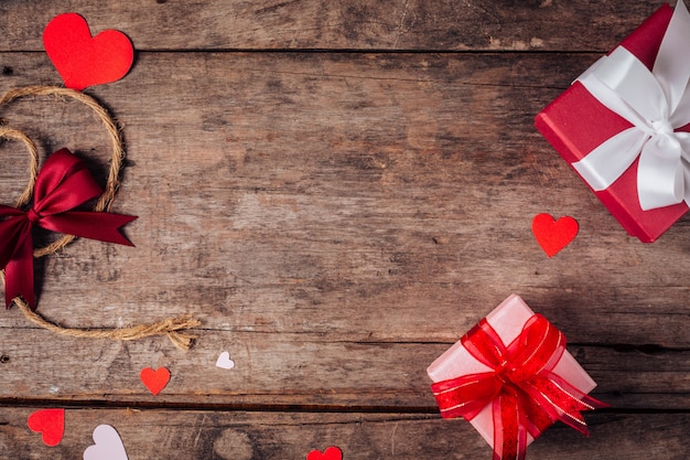 contenitore di regalo di San Valentino su fondo di legno