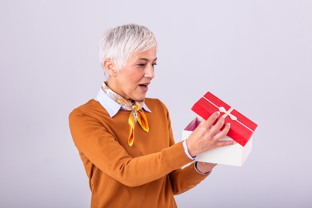 Contenitore di regalo maturo felice della tenuta della donna