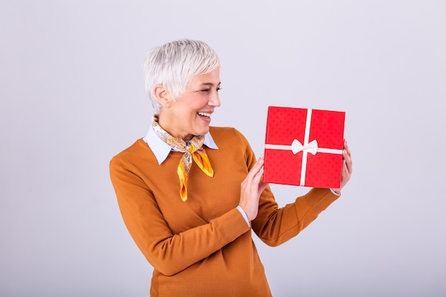 Contenitore di regalo maturo felice della tenuta della donna