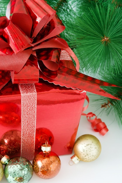 Contenitore di regalo rosso e palle di Natale