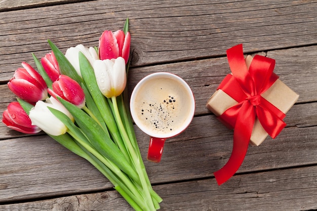 Contenitore di regalo variopinto dei tulipani e tazza di caffè rossa