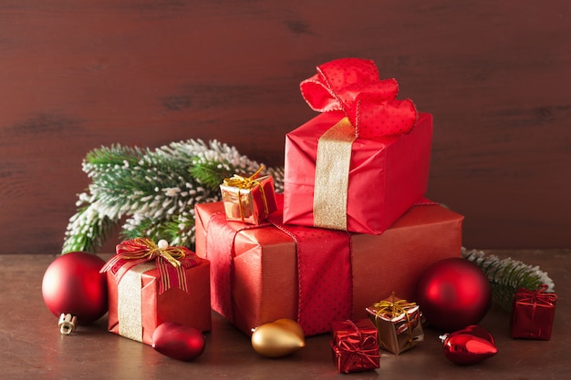 Contenitore e decorazione di regalo rossi e dorati di natale