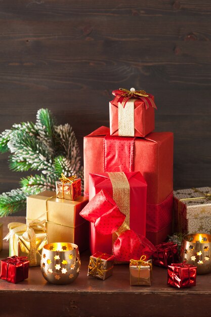 Contenitore e decorazione di regalo rossi e dorati di natale