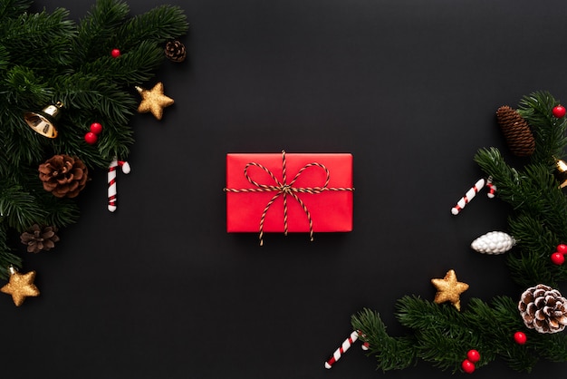 Contenitore e pino di regalo di natale con la decorazione di natale sul nero