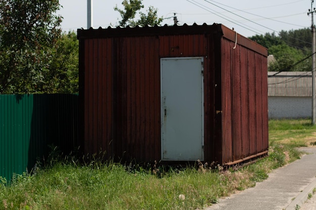 Contenitore in metallo con porta nel villaggio