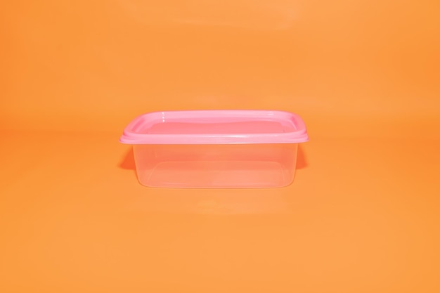 Contenitore in plastica rosa con coperchio