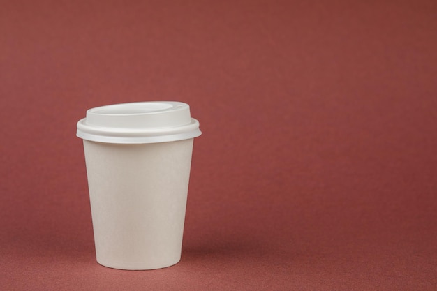 Contenitore per caffè in carta con coperchio bianco. Contenitore per bevande da asporto. Modello di tazza da bere per il tuo design.
