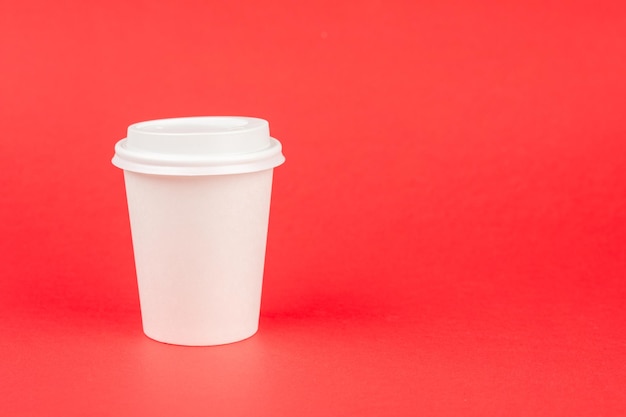 Contenitore per caffè in carta con coperchio bianco Contenitore per bevande da asporto Modello di tazza per bevande per il tuo design