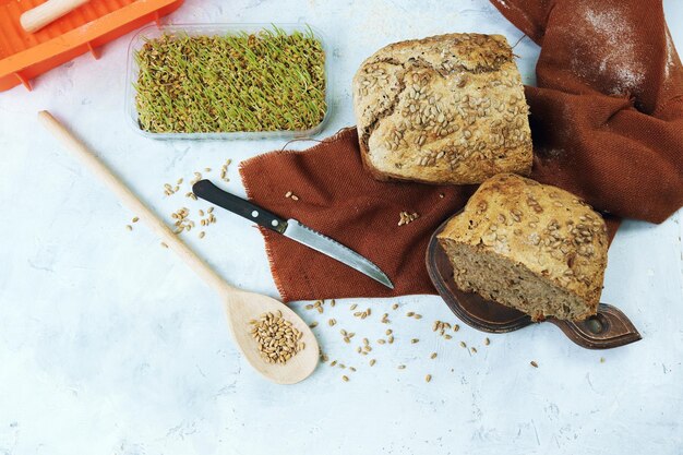 Contenitore per pane fatto in casa senza lievito appena sfornato con chicchi di grano germogliati