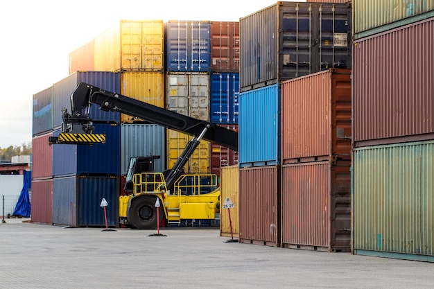 Contenitori di carico Cantiere dei container di carico Pila di container al porto Cantiere industriale Concetto logistico di importazione ed esportazione