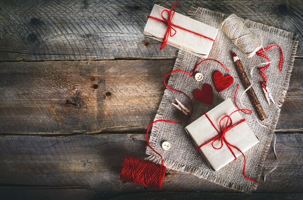 Contenitori di regalo dell&#39;annata con l&#39;etichetta in bianco del regalo su vecchio fondo di legno.