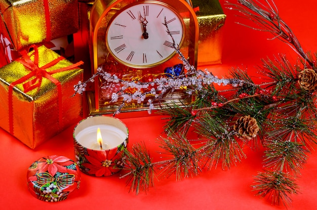Contenitori di regalo di composizione di Natale e luce di candela. Fondo rosso di feste di Natale e del nuovo anno