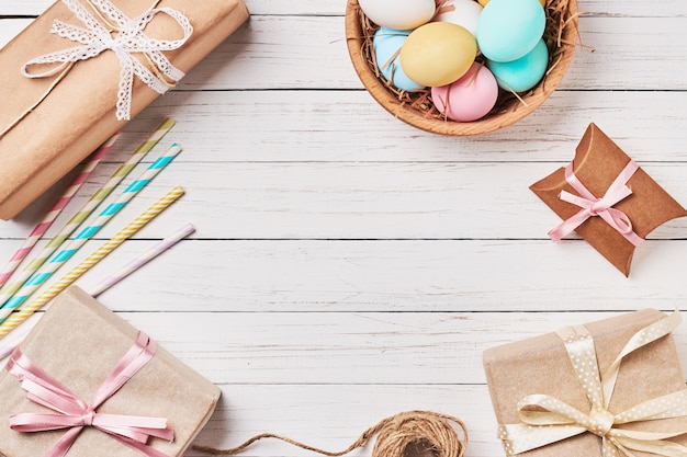 Contenitori di regalo, uova di Pasqua e decorazioni su bianco