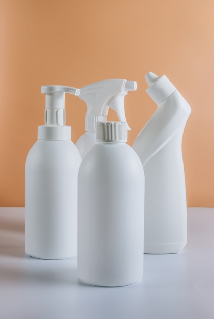 Contenitori in plastica assortiti su uno sfondo bianco