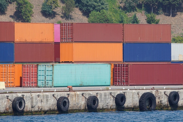 Contenitori in un porto