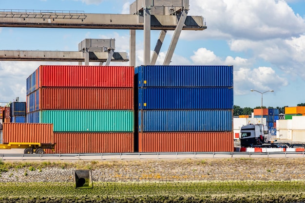 Contenitori logistici al porto di Rotterdam Paesi Bassi Carico industriale scarico