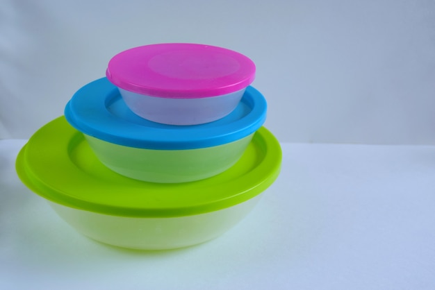 Contenitori per alimenti in plastica colorati in diverse dimensioni.