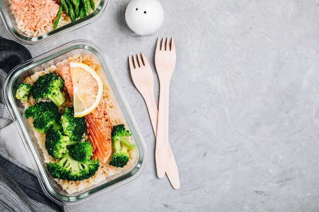 Contenitori per la preparazione dei pasti con broccoli verdi di riso e salmone grigliato