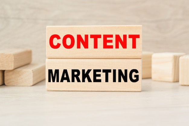 CONTENT MARKETING scritto su cubi di legno