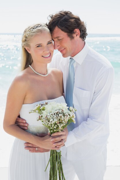 Contenuto paio sulla loro sposa giorno di nozze sorridendo alla telecamera