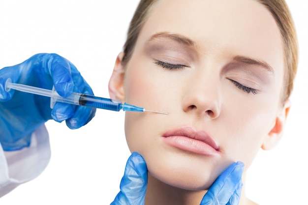 Contenuto splendido modello con iniezione di botox sopra le labbra