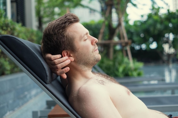 Contenuto uomo caucasico in una piscina