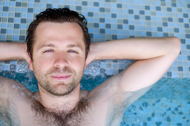 Contenuto uomo caucasico in una piscina