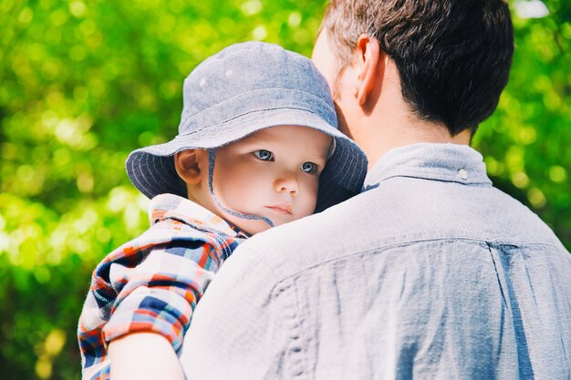 Contesto familiare Padre con suo figlio all'aperto sulla natura