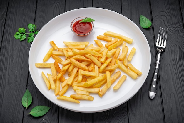 Contorno appetitoso Patatine fritte con ketchup in un piatto bianco