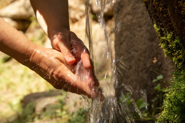 Controlla il lavaggio con acqua di fontana. Salute.