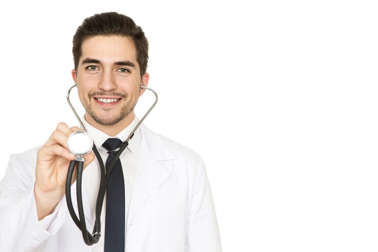 Controlla il tuo battito cardiaco. Giovane medico bello che tiene uno stetoscopio che sorride allegramente copyspace dal lato