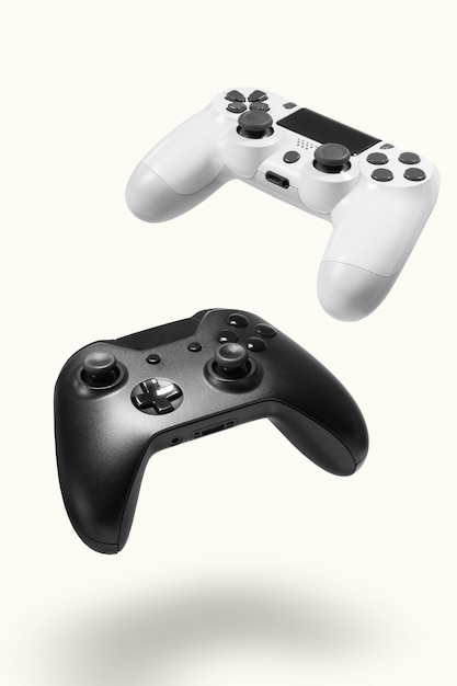 Controller di gioco bianchi e neri sulla parete bianca