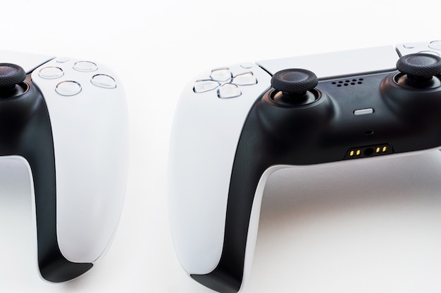 Controller di gioco bianco di nuova generazione isolato su sfondo bianco.