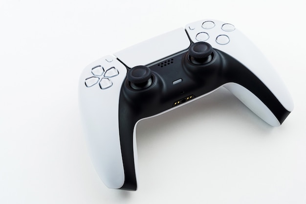 Controller di gioco bianco di nuova generazione isolato su sfondo bianco.