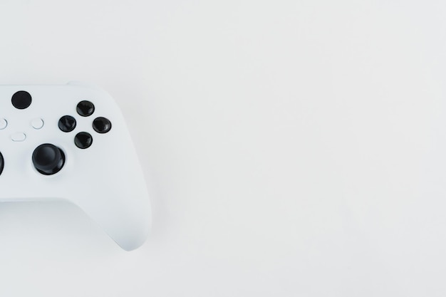 Controller di gioco bianco di nuova generazione isolato su sfondo bianco.