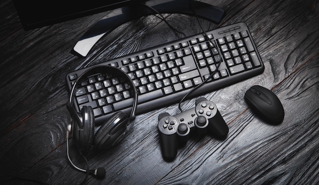 Controller di gioco con mouse per cuffie e tastiera per computer