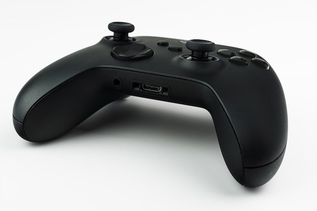 Controller di gioco nero di nuova generazione isolato su sfondo bianco. Messa a fuoco selettiva.