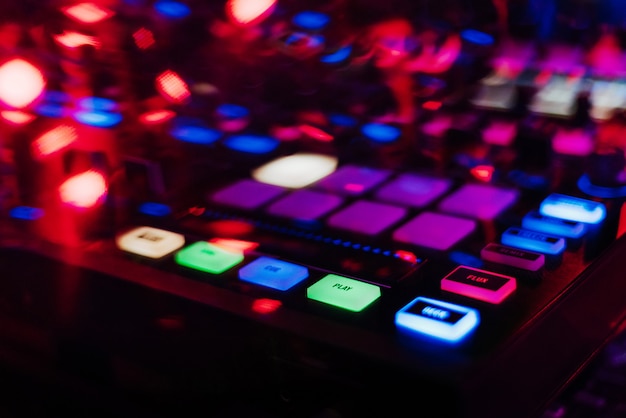 Controller mixer DJ professionale per mixare musica