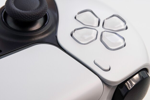 Controller per videogiochi bianco di nuova generazione isolato su sfondo bianco. Primo piano a macroistruzione. Messa a fuoco selettiva.