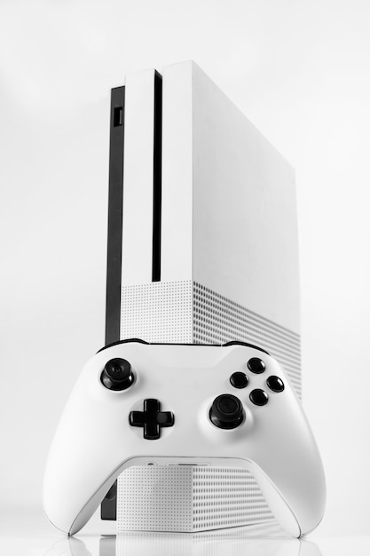 Controller per videogiochi di nuova generazione e console isolati su sfondo bianco.