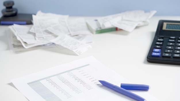 Controlli calcolatrice e penna su carta bianca con numeri Concetto di contabilità aziendale e finanziaria