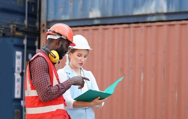 Controllo del caposquadra Industrial Container Cargo nave da carico presso l'industria Trasporti e logistica